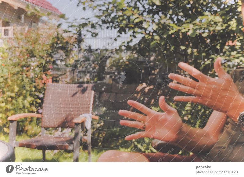 ich will deine hände sehen Hände Mann Stuhl Sommer zeigen Garten Detailaufnahme