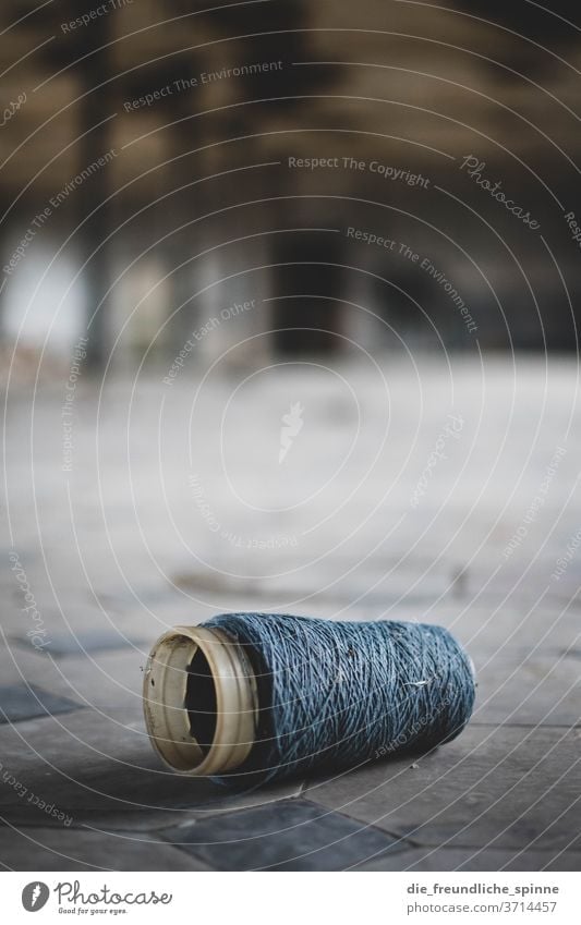 Spindle on the ground Sewing Tailoring yarn fuzzy Coil Handcrafts Craft (trade) Sewing thread Fashion Cloth Leisure and hobbies Close-up needle Dry goods