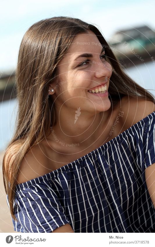 refreshingly natural portrait portait Hair and hairstyles Upper body smile Laughter rays Brilliant Teeth Long-haired Fashion strapless Feminine pretty