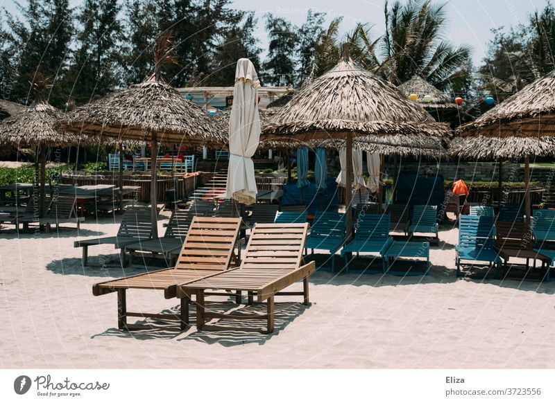Empty loungers on the beach, no tourists because of Corona. Travel warning. Lie Beach Tourism Crisis vacation Risk area Beach loungers nobody Extinct corona