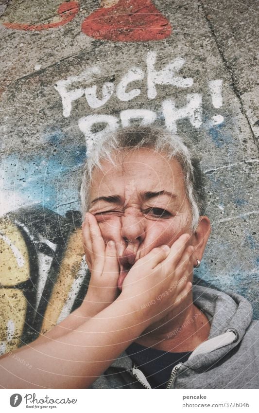 kinderhände Gesicht Senior Frau alt Hände Kinderhände Graffity quetschen Grimasse
