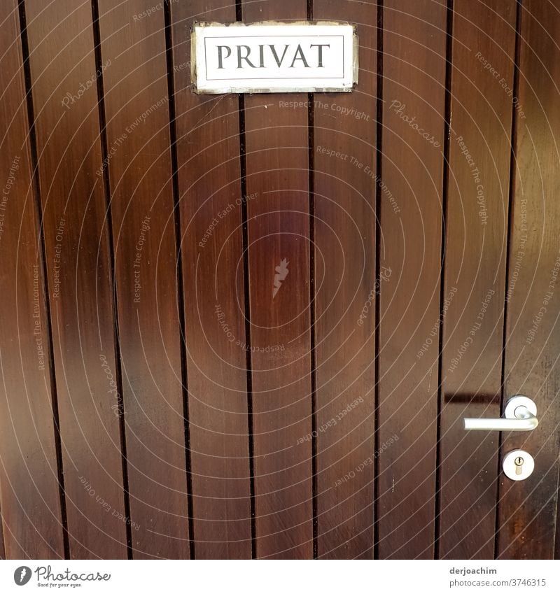 Wunderschöne Holztüre mit metallischem Griff und funktionierendem Schloss , worauf in Augenhöhe das Schild " PRIVAT " befestigt ist. Tür Eingang bauwesen