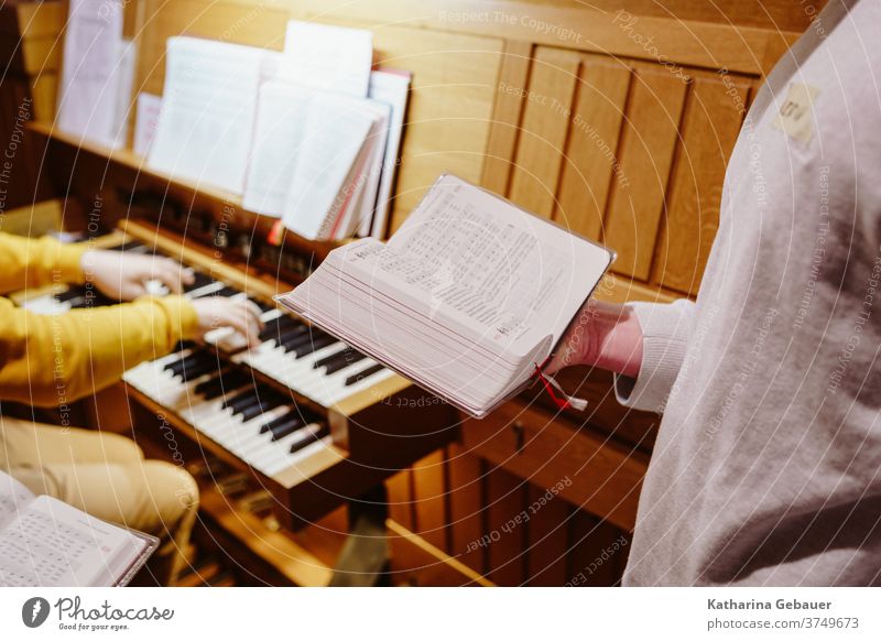 Singers with praise of God in front of organ Organ church music Music Concert religion Cantor organist Musician keyboard instrument Church Protestant Catholic