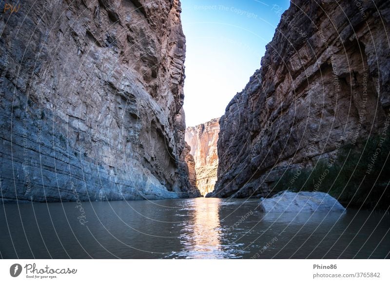 Between the states - Mexico on the left, USA on the right - you can stand in the Big Bend National Park, where the Rio Grande has formed the Santa Elena Canyon over the centuries and separates the two neighbouring countries.
