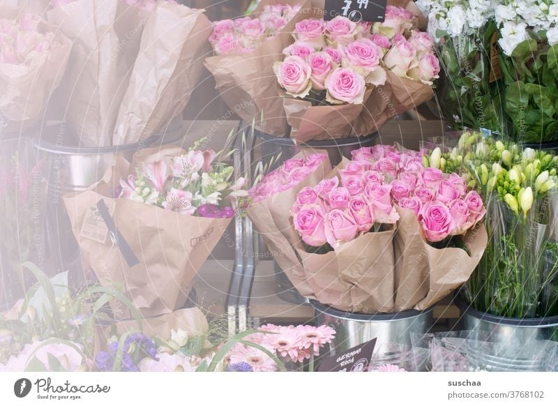different bouquets of flowers at a flower stand Ostrich Bouquet Bouquets roses Fragrance give away Flower stall Sell Donate Birthday Valentine's Day souvenirs