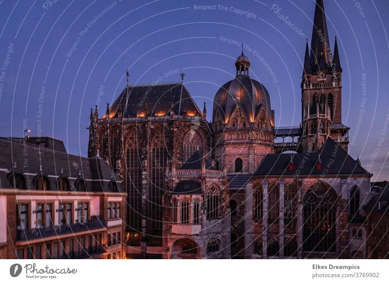 Aachener Dom zur blauen Stunde aachen dom weltkulturerbe abendlicht stadt