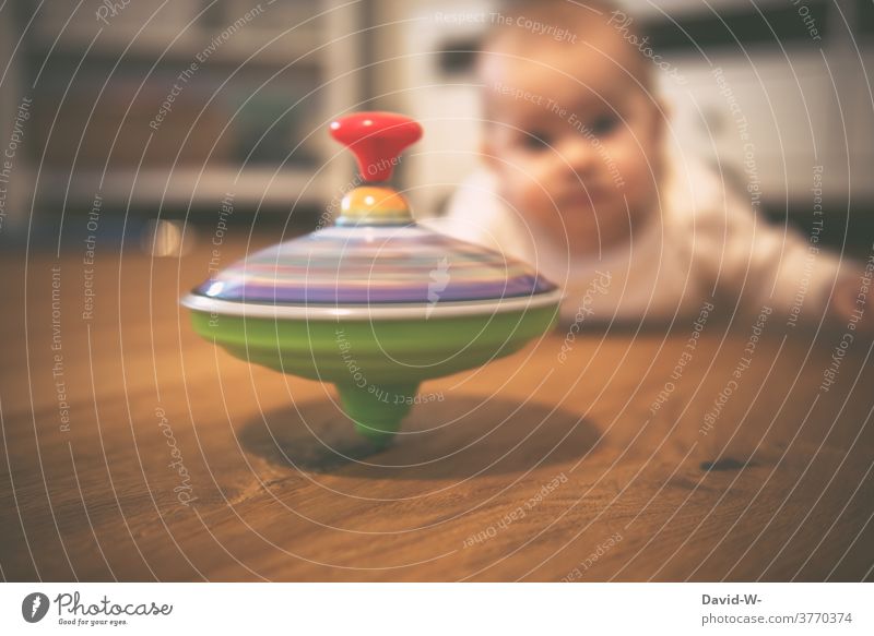 Baby watches a spinning top Gyroscope Toys Toddler Observe inquisitorial Playing Infancy spellbound impressed