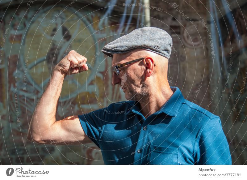 Läns ArmStrong Man Virility Human being Masculine Day Colour photo Contrast muscle Biceps Bicep muscles Adults Muscular Force Musculature Athletic Cap Fitness