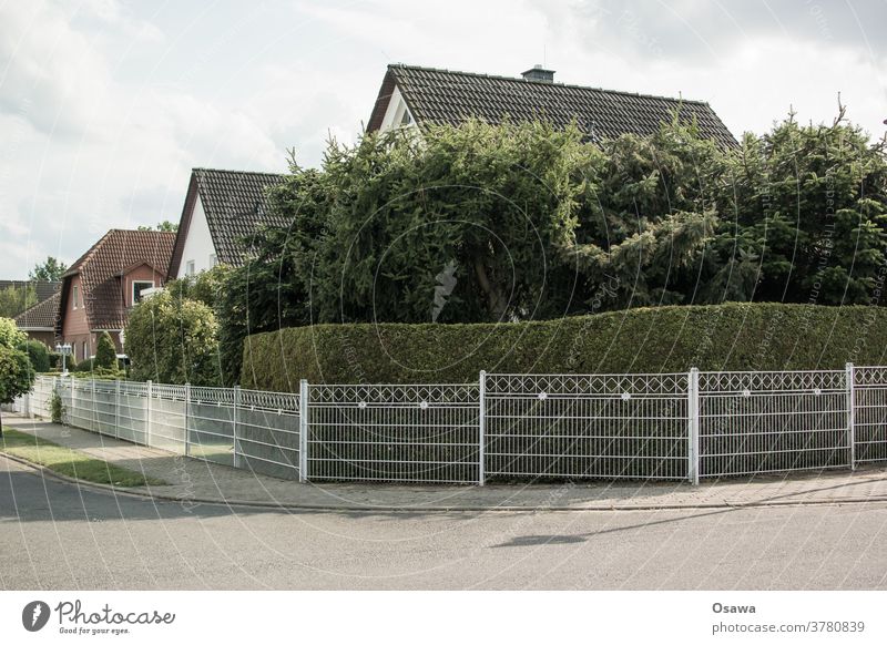 Enclosure with own home Home Idyllic home Owner-occupied housing estate House (Residential Structure) Roof Gable roof Krüppelwalm Fence Border Hedge enclosure