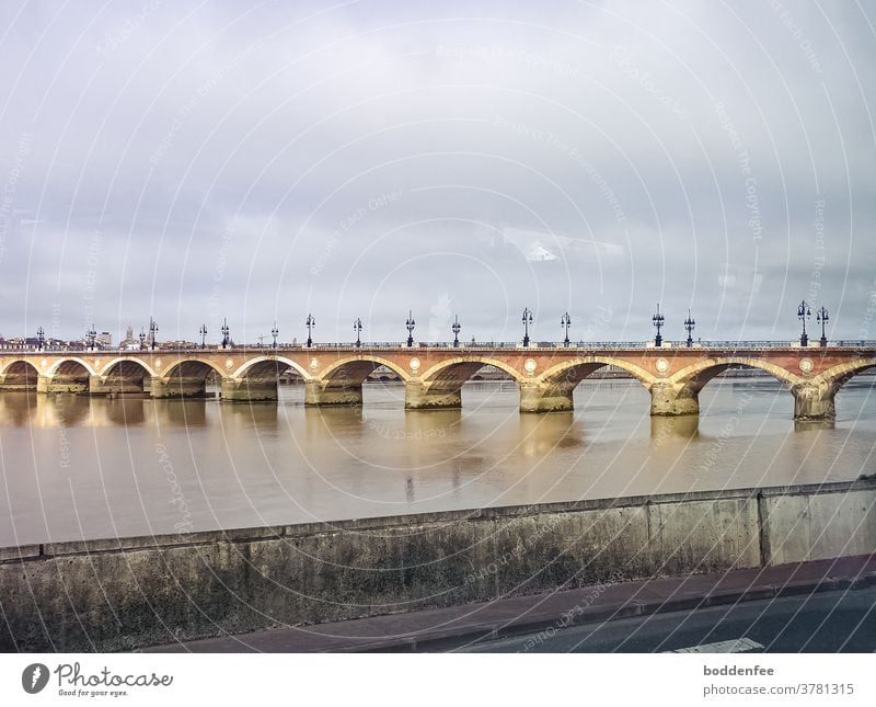 OLYMPUS DIGITAL CAMERA,  die Pont de pierre über die Garonne in Bordeaux bei verhangenem Himmel, ein Ausschnitt brücke Colour photo Tourism Tourist Attraction