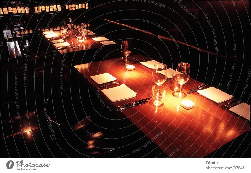 à la table Interior design Nutrition Table Restaurant Wooden table Long exposure downlight