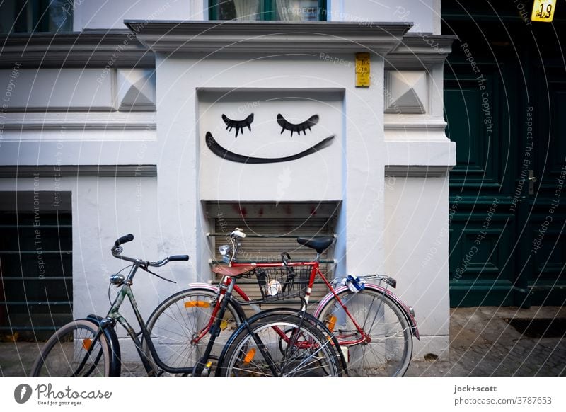 Wheel, facade, mood. All good. Facade Bicycle Street art Smiley House (Residential Structure) attitude to life Ease Wall (building) Parking space Creativity