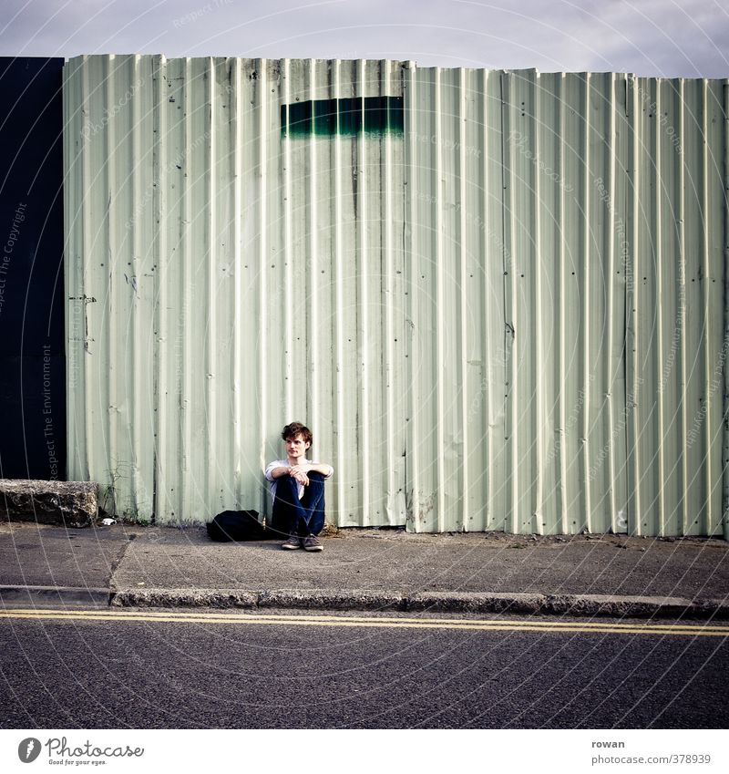 dport | wait Human being Masculine Young man Youth (Young adults) 1 Wall (barrier) Wall (building) Street Observe Looking Sit Wait Tin Corrugated sheet iron