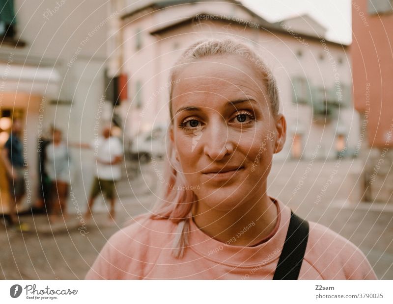 Junge Frau mit Blick in die Kamera in Torbole am Gardasee gardasee norditalien torbole vacation sonnebrille urlaub sommer hübsch schön erholung lifestyle Urlaub