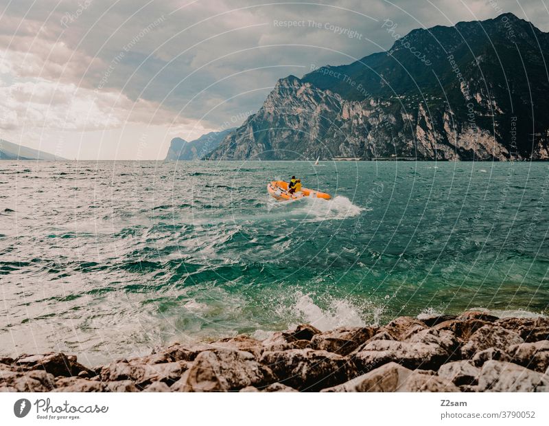 Motorboot am Gardasee | Torbole gardasee norditalien torbole urlaub reise wassersport landschaft himmel wolken berge panorama gewässer sommer sonne anfänger