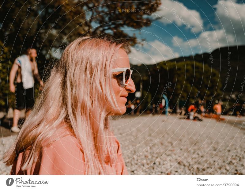 Junge Frau am Strand in Torbole | Gardasee gardasee norditalien september torbole urlaub reise ferien freiheit freizeit schönes wetter sommer sonne sonnenbrille