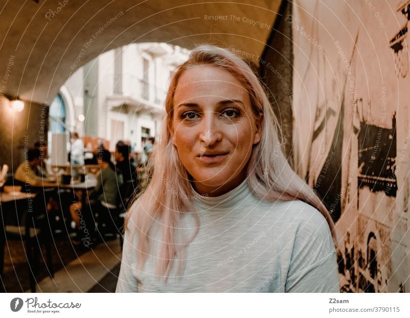 Junge Frau mit Blick in die Kamera in einem Restaurant am Gardasee gardasee norditalien torbole vacation sonnebrille urlaub sommer hübsch schön erholung