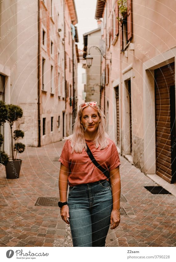 Junge Frau in Riva del Garda garda gardasee norditalien urlaub reisen portrait junge frau weiblich stadtbummel spaziergang shopping einkaufen gasse häuser