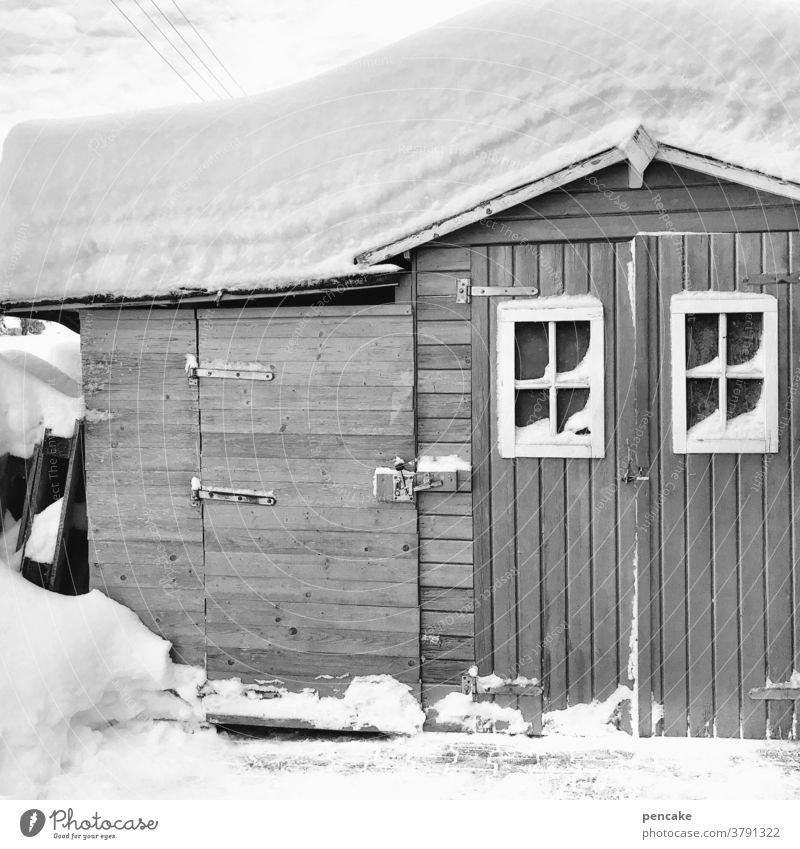 kunst am bau | in watte gepackt Winter Hütte Holzhütte Schnee Schneedecke Watte Frost kalt