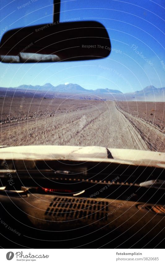Cockpit eines alten Autos mit Blick nach vorne auf eine Wüstenpiste travel Autospiegel Piste Desert Deserted Old Chile Wüstenberge Ferne Landschaft landscape
