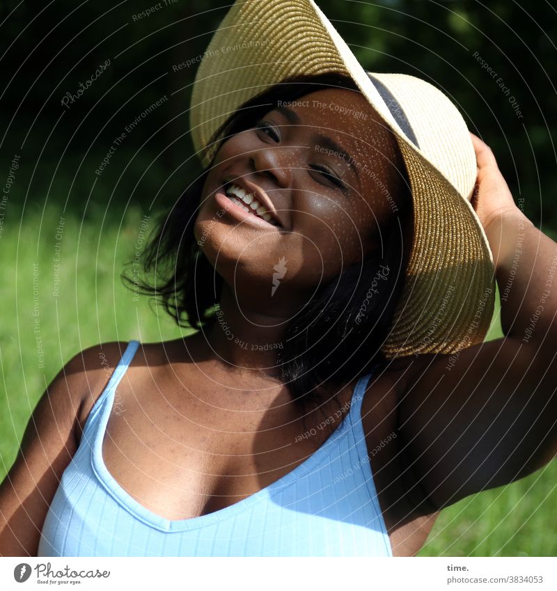 Idoresse Woman Hat Black-haired T-shirt sunny Summer Shadow Laughter Smiling Good mood cheerful