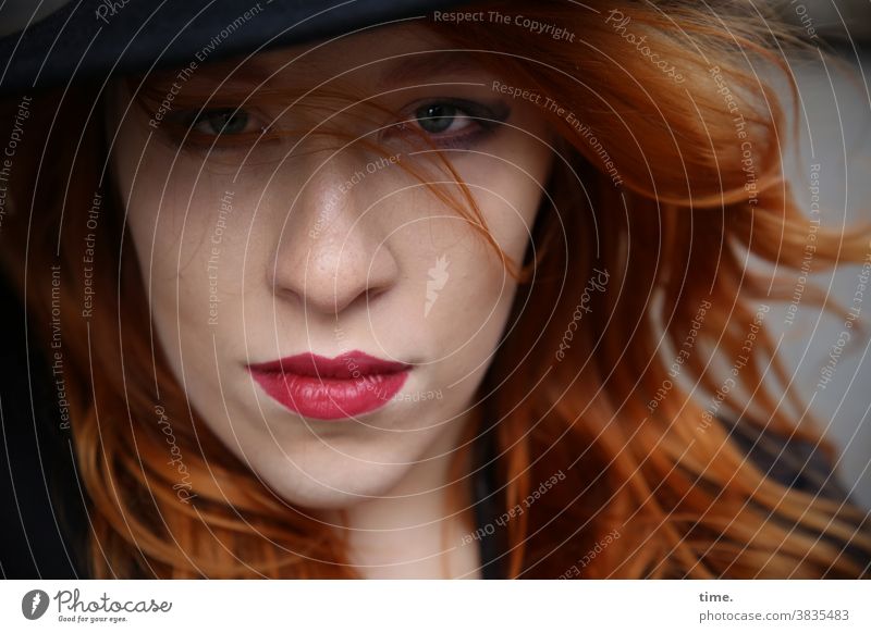 Woman with red hair actress Concentrate critical Inspiration Creativity Skeptical pretty Long-haired Red-haired Hat Feminine portrait Front view Intensive