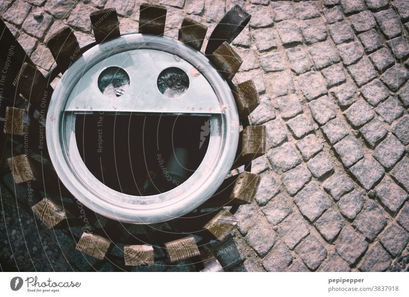dirty laugh, wastebasket photographed from above Laughter Grinning Face Joy Eyes Mouth Wastepaper basket face urbanface Happy Trash faces Looking eyes Street