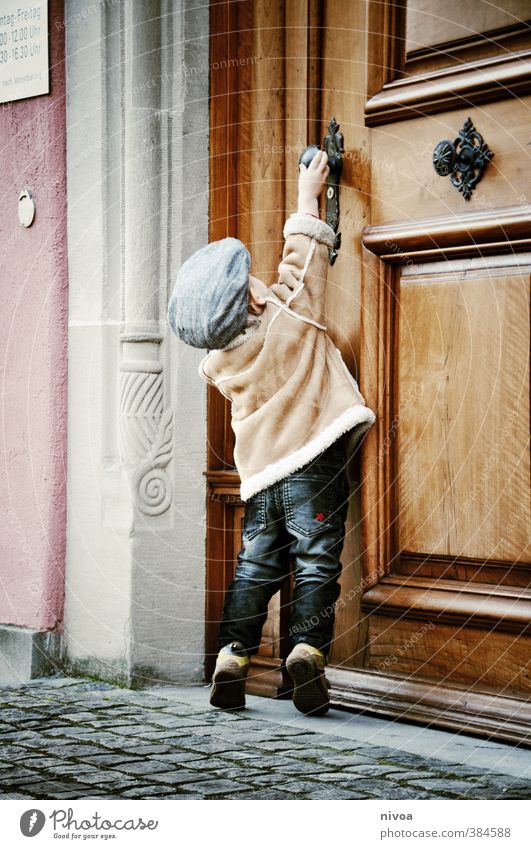 small hurdles in everyday life Child Boy (child) Infancy Body 1 Human being 1 - 3 years Toddler Old town Gate Wall (barrier) Wall (building) Door Door handle