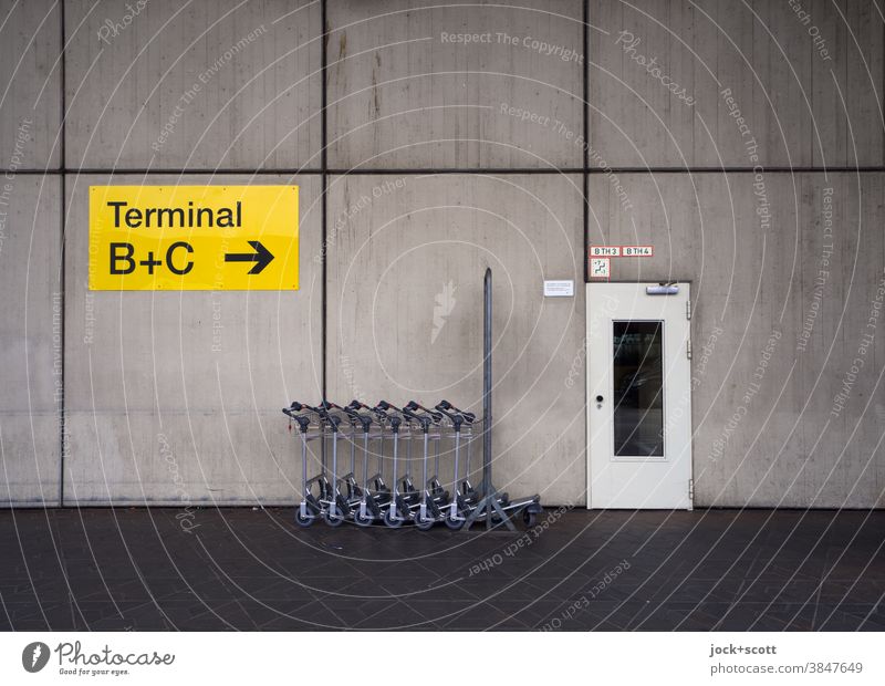 Terminal A, Tegel Airport Signs and labeling door Signage direction arrow Wall (building) Arrow Road marking Cladding Orientation Symmetry Colorless baggage car