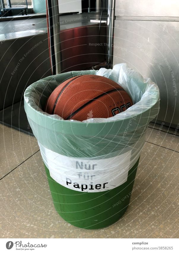 Invalid litter Wastepaper basket Throw away Paper waste separation Basketball Sports Athletic Airport Playing Strike points Success only for paper paper waste