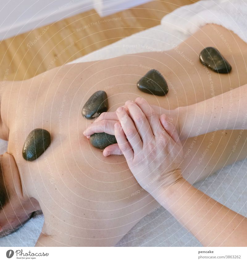 hot-stone massage Massage Wellness Rücken Steine Wärme Durchblutung Wohlbefinden Hot-Stone Haut Hände Therapie Gesundheit