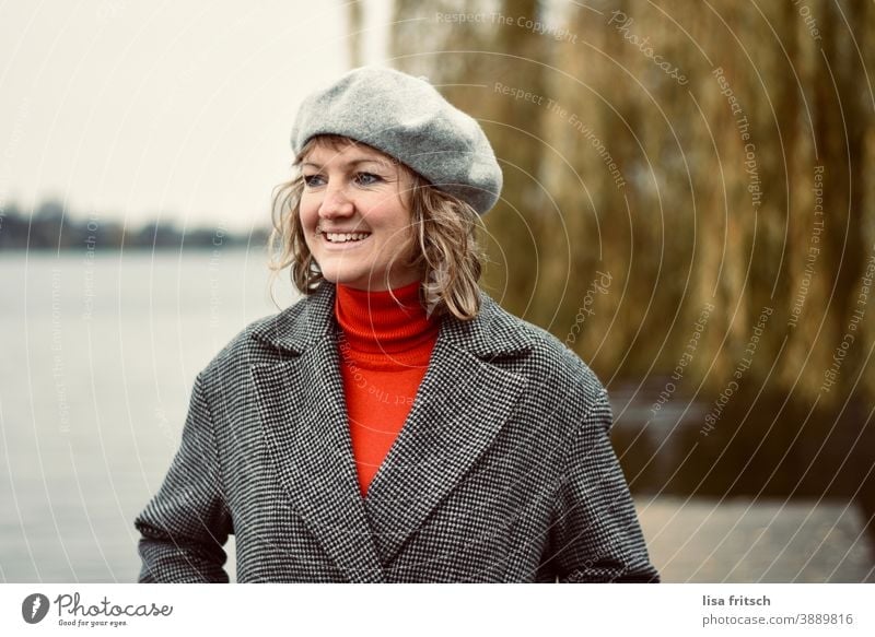 WOMAN - BERET - SMILE Woman Hair and hairstyles Curl Weeping willow Beret 30 years old Blonde Autumn Laughter Roll-necked sweater Feminine laughing Looking away