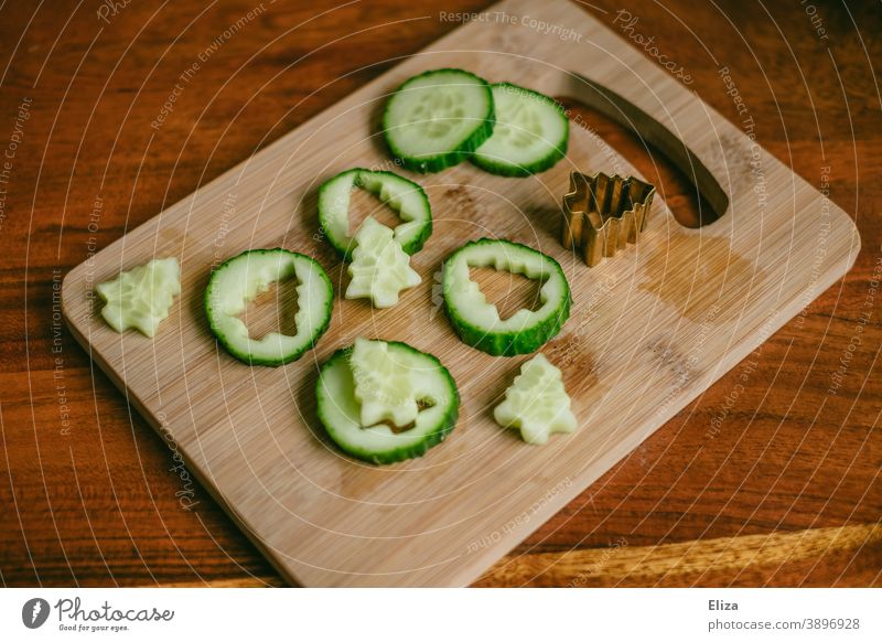 Healthy snack for Christmas - Small Christmas trees cut out of slices of cucumber salubriously Snack vegan vegan Christmas Cucumber cucumber slices outdone