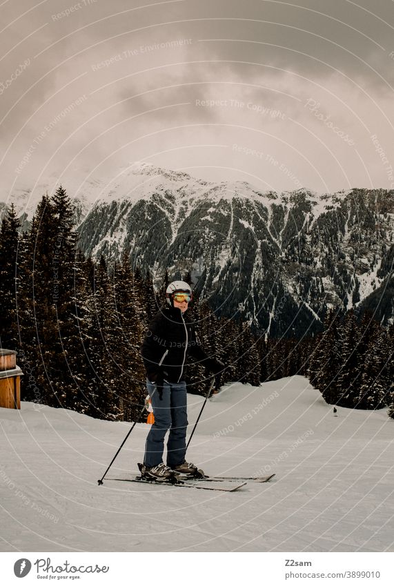 Skifahrerin in Ratschings Südtirol südtirol skifahren wintersport berge schnee alpen frau helm wald landschaft grün grau kälte italien urlaub piste skigebiet