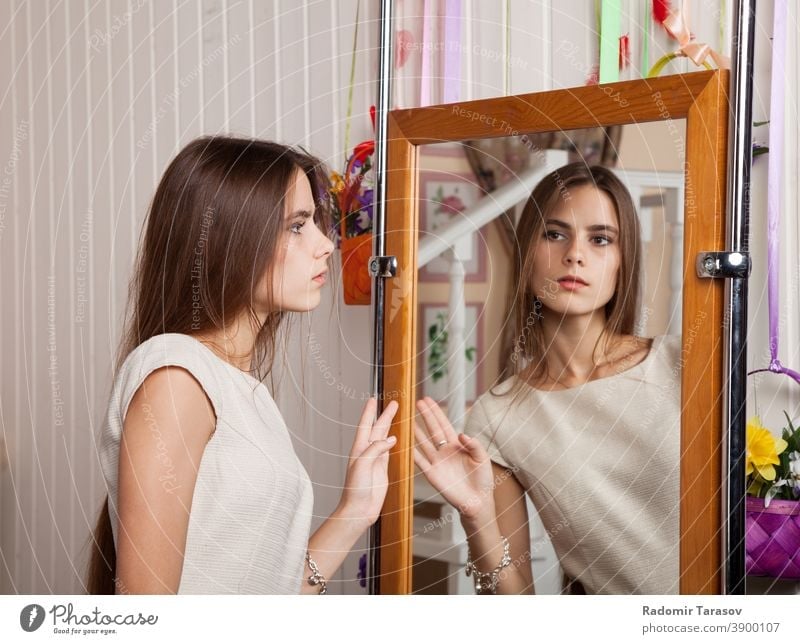 Женщина в зеркале содержание чем закончится. Отражение женщины в зеркале. Мутное отражение в зеркале. Человек около зеркала. Женщина у зеркала в полный рост.