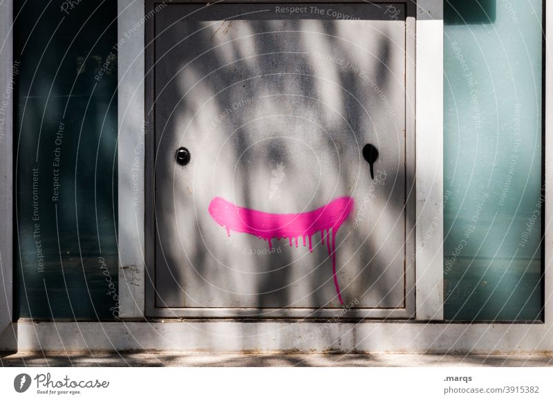 :) door Goal Shadow play Graffiti Laughter Face Wall (building) Closed Facade Positive Happiness confident