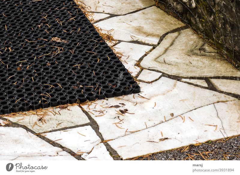 Anti-slip mat on marble slabs, covered with larch needles. rubber mat anti-slip mat Marble tiled Protection polluted soiling Dirty Pattern Black somber