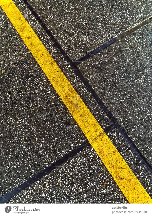 yellow line Turn off Asphalt Highway Corner Lane markings Bicycle Cycle path Clue edge Curve Line Left navi Navigation Orientation Arrow Wheel cyclists