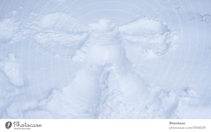 A snow angel Snow Winter Cold White Deserted Exterior shot Colour photo Angel snow angels Snow layer Grand piano Lie Joy Small Large Frozen Ice Day Contrast
