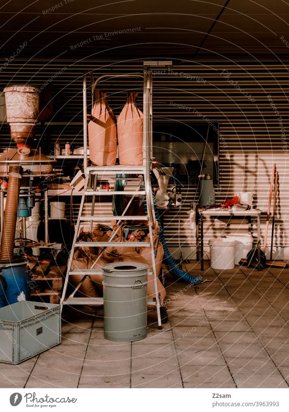 Werkstatt Lageraum urban straßen minimalismus schlicht farbfoto Industry aufgeräumt architektur linien formen beton metall lagerraum werkzeuge leiter bauen