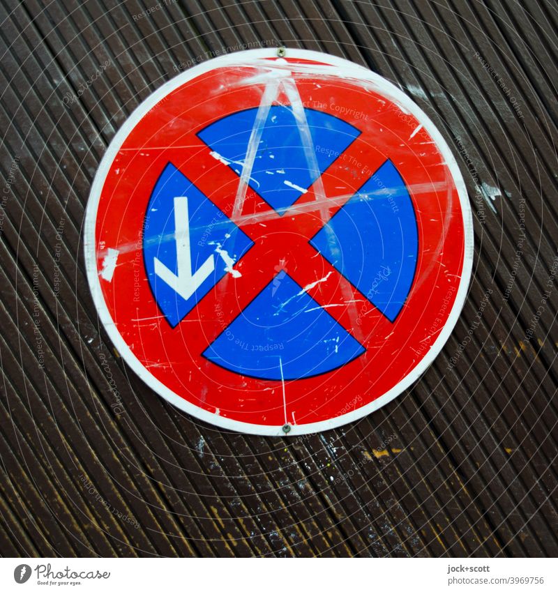 Traffic sign no stopping Total Am Ende, aluminium, Ø 400mm Road sign Ravages of time Weathered Signs and labeling absolute ban on holding symbol StVO Arrow