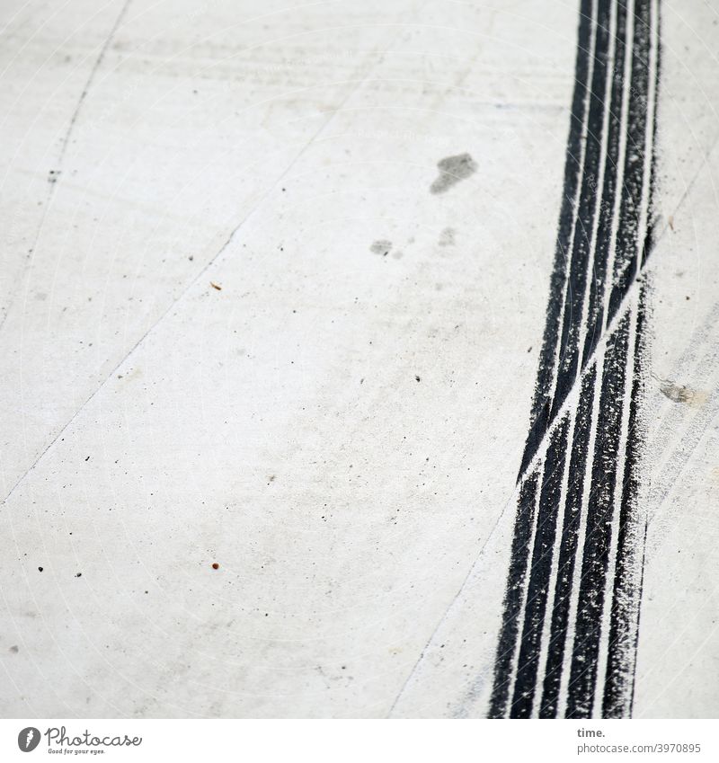 but now quickly ... tyre track Force urban Transport Street Motoring Skid marks Bird's-eye view Deep depth of field Copy Space left Deserted Exterior shot