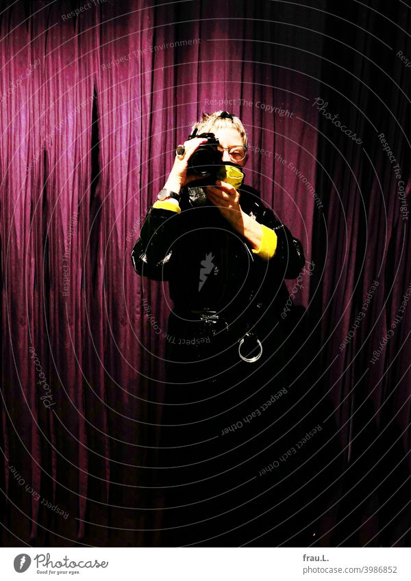 Pandemic selfie Interior shot Coat Paint coat Everyday mask corona Respirator mask Drape Mask Selfie Take a photo Woman pose Mirror