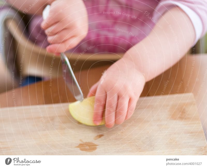 höhere mathematik Apfel Kinderhände schneiden Messer teilen Mengenlehre Mathematik saftig lernen Geschicklichkeit essen Apfelschnitz