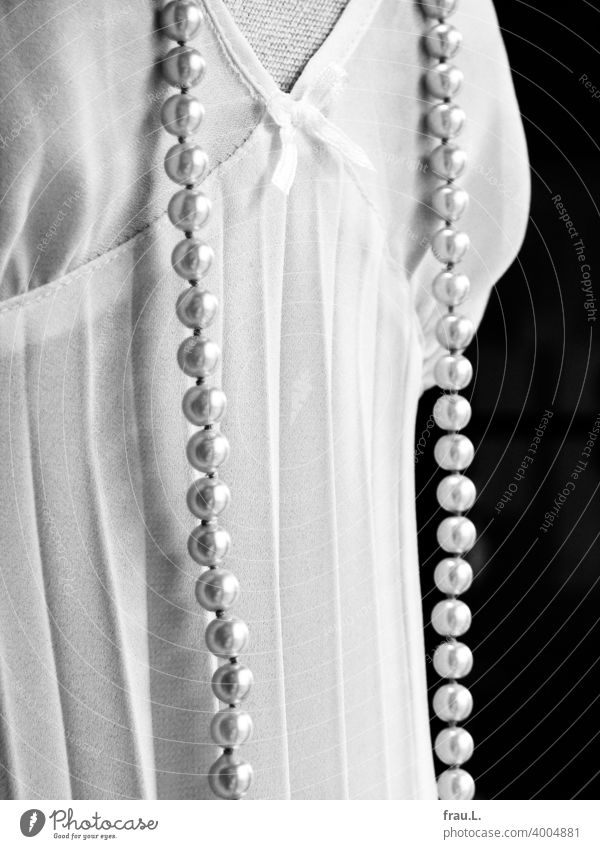 Nightgown with pearl necklace Clothing Fashion pleated Costume jewelry Necklace Elegant Night dress negligee Girlish Shop window