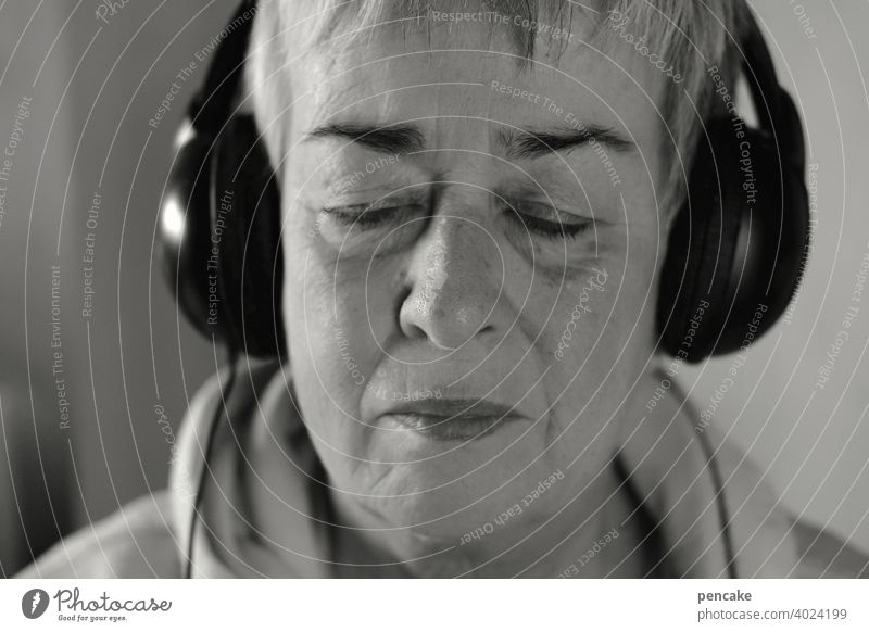 konform | einklang Portrait Selbstportrait Musik hören Kopfhörer Einklang Entspannung schwarz weiß Seniorin Frau