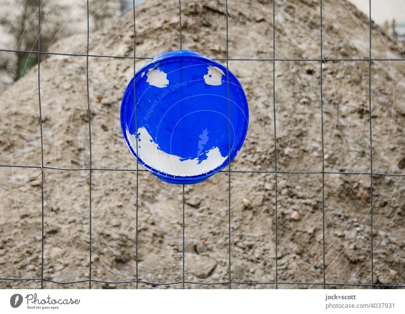 friendly cover on the wire fence Sandheap plastic cover Smiley Construction site fixed Simple Street art Creativity Circle Inspiration Structures and shapes