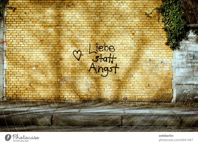 Love instead of fear alternative sprayed sprayer tagg Romance Affection Heart clinker Wall (building) Wall (barrier) policy slogan embassy Message Fear writing