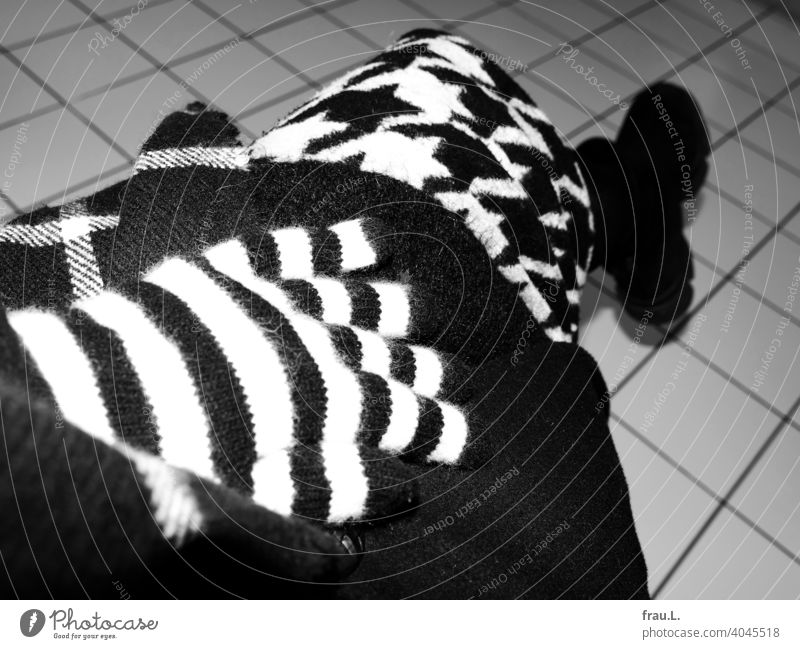 pattern mix woolen gloves Fashion Woman Hand Feet floor Tile Kitchen Checkered Boots Striped Houndstooth Scarf Skirt Sweater Black