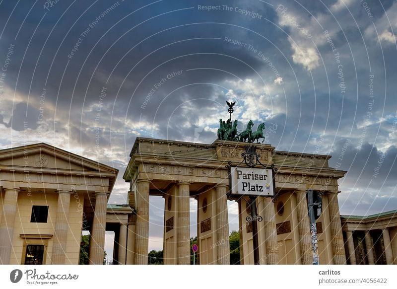 Berlin| Place du préservatif | Pariser Platz Germany Capital city Brandenburg Gate Quadriga Landmark Tourist Attraction Historic Architecture Downtown Monument